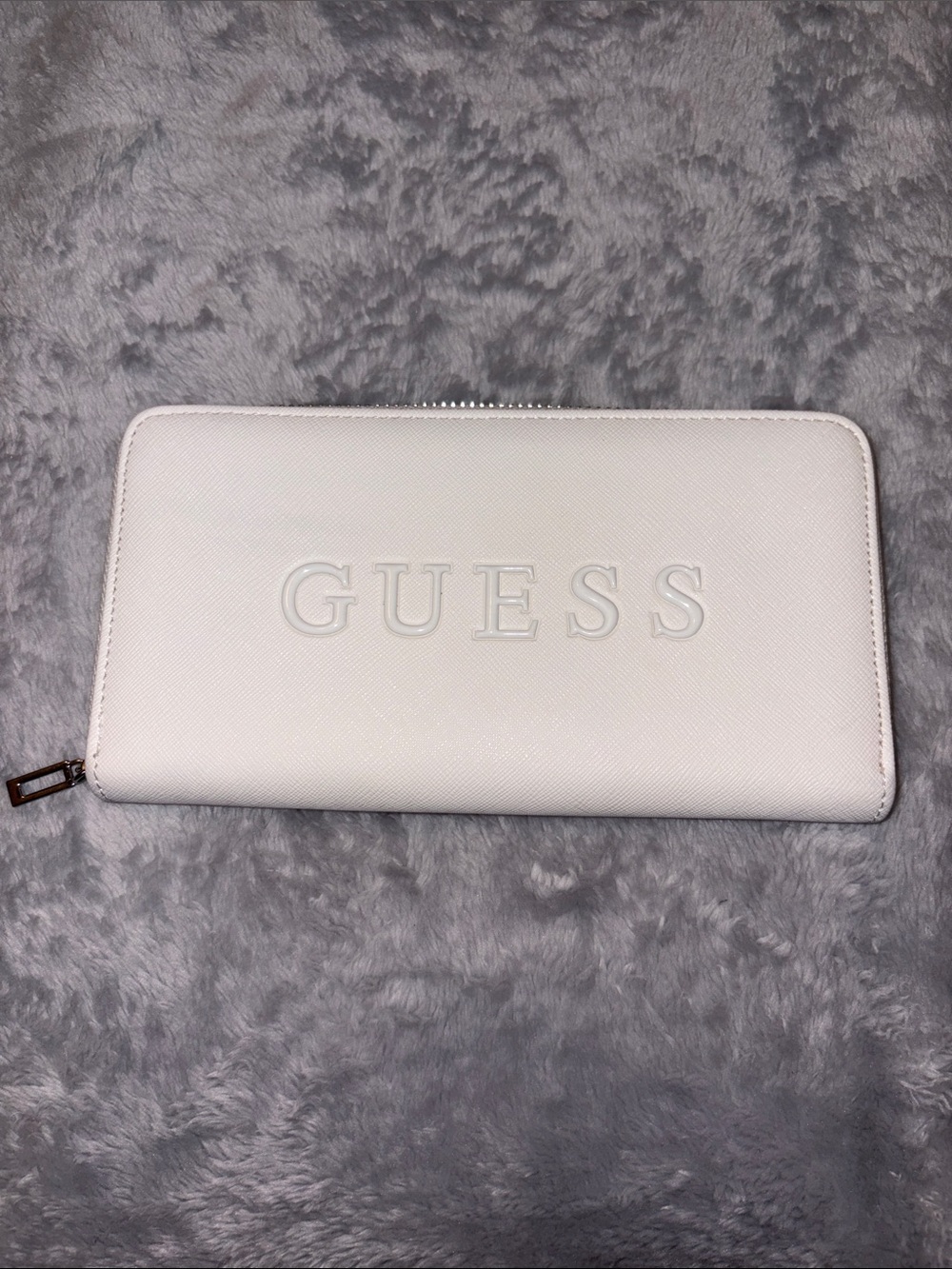 WHITE GUESS WALLET WITH RAISED GUESS LETTERS LONG ZIP AROUND NEW